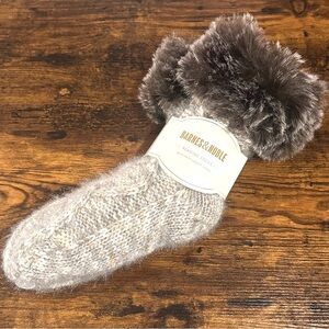 NWT Barnes & Noble Reading Socks Size 9-11